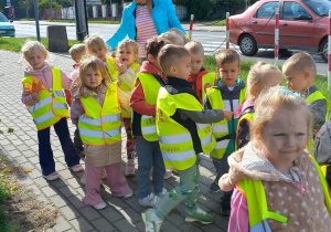 3. Dzieci poruszają się po chodniku.
