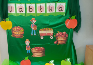 1. Na zdjęciu widzimy dekoracje z okazji Dnia jabłka.
