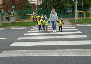 1. Dzieci przechodzą przez pasy na zielonym świetle.