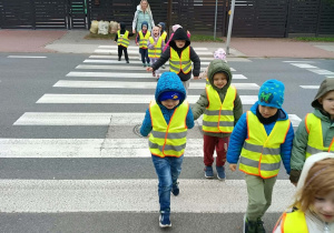 2. Dzieci przechodzą przez pasy na zielonym świetle.