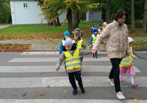 3. Dzieci przechodzą przez przejście dla pieszych bez sygnalizacji świetlnej.