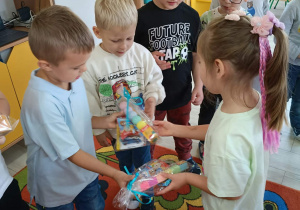 10. Dziewczynka wręcza chłopcu prezent.