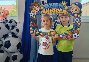 17. Chłopiec z dziewczynką pozują w ramce z napisem Dzień Chłopca.
