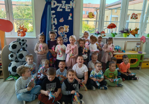 23. Wspólna fotografia grupy na tle z napisem Dzień Chłopaka.