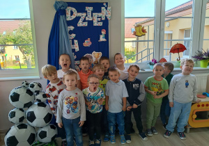 24. Chłopcy z całej grupy na tle z napisem Dzień Chłopaka.