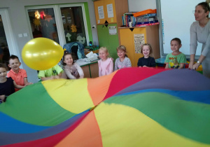 5. Dzieci podrzucają balon na chuście animacyjnej.
