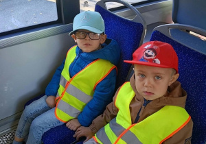 1.Dzieci siedzą w autobusie.