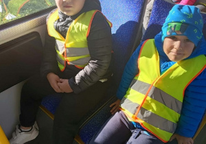 2. Dzieci siedzą w autobusie.