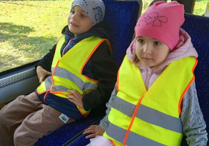 7. Dzieci siedzą w autobusie.