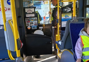 8. Pan Policjant przed wyjazdem kontroluje autobus i kierowcę.