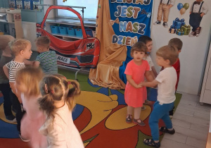 15. Zabawa taneczna w małych kółeczkach.