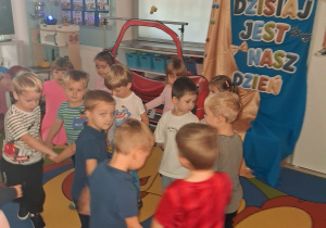 19. Zabawa taneczna w małych kółeczkach.