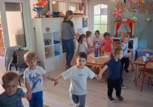 20. Dzieci ustawione w „węża”.