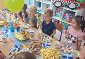 22. Grupka dzieci podczas poczęstunku.