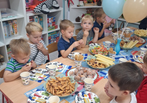 23. Grupka dzieci podczas poczęstunku.