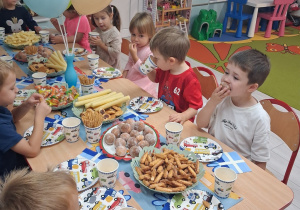 24.Grupka dzieci podczas poczęstunku.