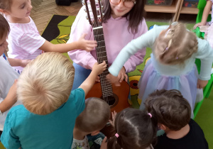 7. Przedszkolaki zapoznają się z gitarą, jej wyglądem i dźwiękiem, jaki wydaje.