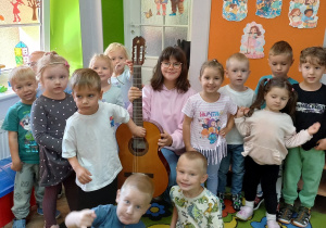 8. Przedszkolaki pozują do wspólnego zdjęcia z zaproszonym gościem.
