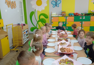 12. Motylki jedzą słodki poczęstunek.