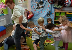 2. Pani Dorotka bawi się z dziećmi w pociąg.
