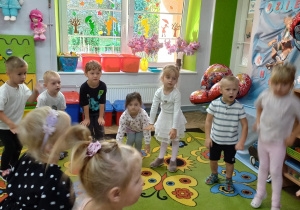 3. Dzieci wykonują ćwiczenia ruchowe.
