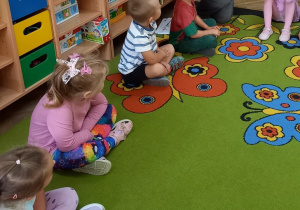 6. Dzieci oglądają dyplom z okazji Dnia chłopaka.