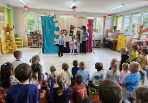 12. Dzieci układają w prawidłowej kolejności kolory na sygnalizatorze świetlnym.