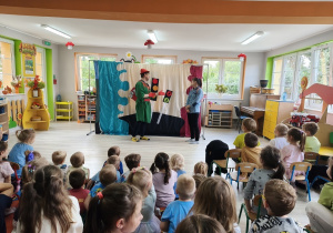 13. Aktorzy mówią dzieciom, kiedy należy przejść przez pasy.