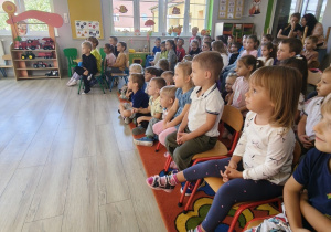 4. Dzieci z zaciekawieniem oglądają spektakl.
