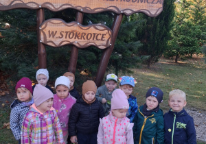 12.Zdjęcie grupowe dzieci w ogrodzie przedszkolnym