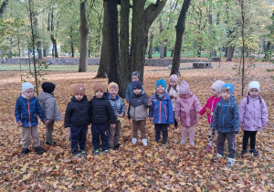 6. Zdjęcie grupowe "Pszczółek" w parku.