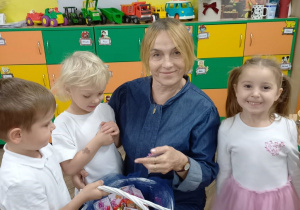 5. Dzieci z grupy Motylki niosą koszyk z podarunkami do swojej pani.