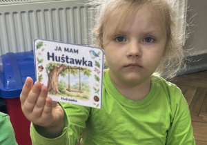4. Dziewczynka trzyma w ręku kartę do gry "Ja mam ...a Kto ma…?