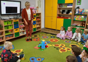 1. Nauczycielka prezentuje sympatyczne kolorowe Baby Beetles - żuczki (Ring Ring, Zoom, Splish Splash, Tick Tock ), które będą uczyć dzieci języka angielskiego.