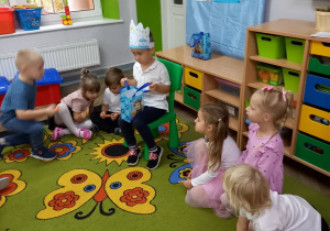4. Mały solenizant przygotował dla dzieci z grupy Motylki słodki poczęstunek.