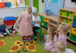 5.Dziewczynka częstuje się cukierkami.