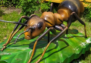 Rzeźba mrówki rudnicy na liściu.